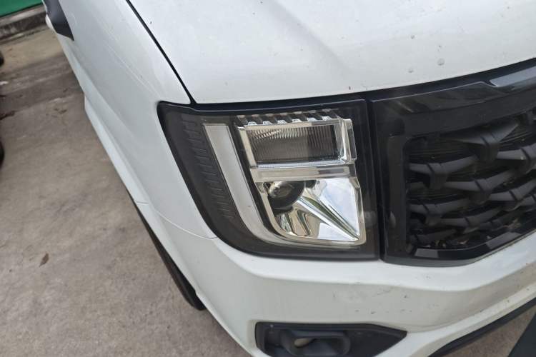 Used JMC Fushun 2025 2.0T 6MT Diesel Mid-Roof Mid-Height Commercial Multi-Purpose 7-Seater Passenger Vehicle Right Front Headlight