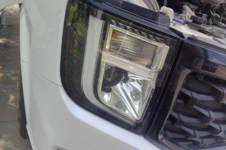 Used JMC Fushun 2025 2.0T 8AT Diesel Short Wheelbase Mid-Height Commercial Multi-Purpose Passenger Vehicle with 5/6 Seats Right Front Headlight