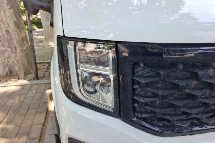Used JMC Fushun 2025 2.0T 6MT Diesel Mid-Roof Mid-Height Commercial Multi-Purpose 7-Seater Passenger Vehicle Right Front Headlight