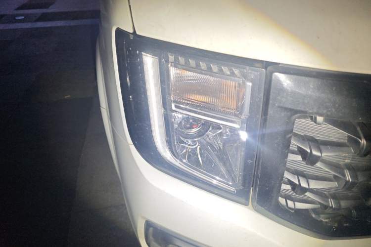 Used JMC Fushun 2025 2.0T 6MT Diesel Long-Wheelbase High-Roof Commercial Van – 2/3 Seats Right Front Headlight