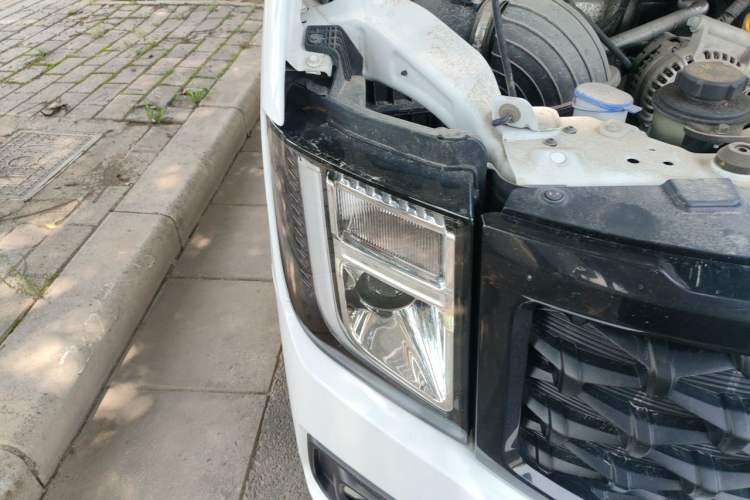 Used JMC Fushun 2025 2.0T 6MT Diesel Mid-Roof Mid-Height Commercial Multi-Purpose 7-Seater Passenger Vehicle Right Front Headlight