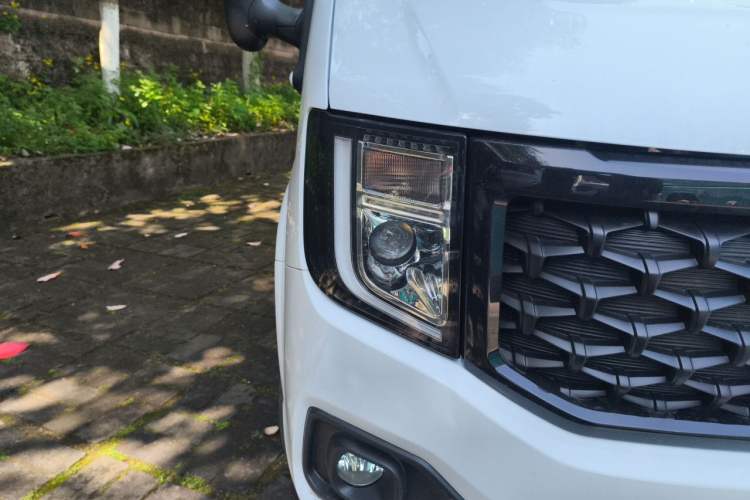 Used JMC Fushun 2025 2.0T 8AT Diesel Mid-Range Ultra-Low Commercial Multi-Purpose Passenger Vehicle with 5/6 Seats Right Front Headlight