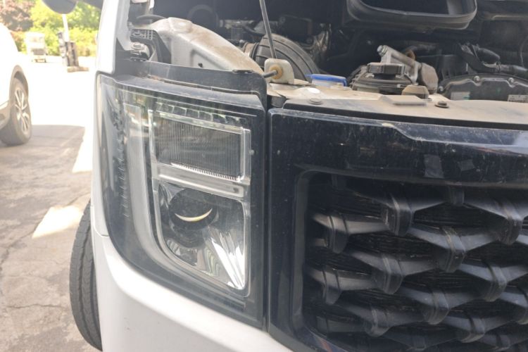 Used JMC Fushun 2025 2.0T 8AT Diesel Short Wheelbase Mid-Height Commercial Multi-Purpose Passenger Vehicle with 5/6 Seats Right Front Headlight