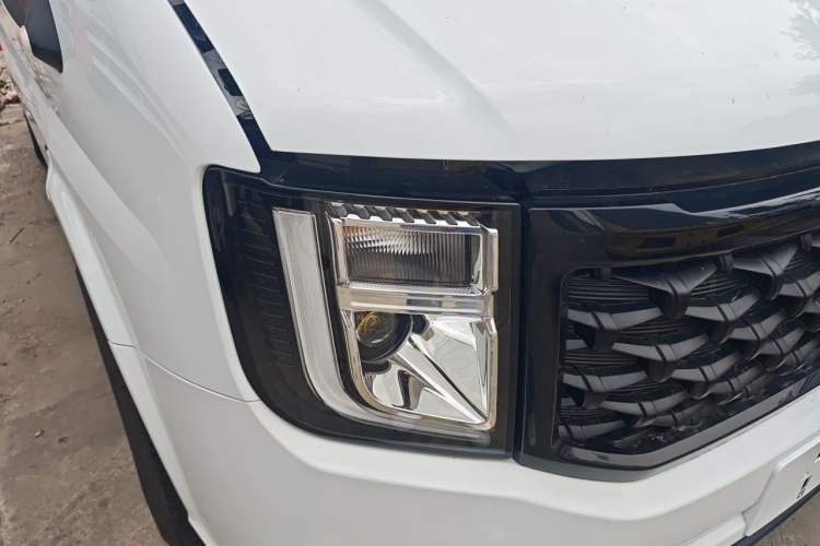Used JMC Fushun 2025 2.0T 6MT Diesel Short-Wheelbase Low-Roof Commercial Multi-Purpose Passenger Vehicle with 5/6 Seats and Twin-Swing Tailgate Right Front Headlight