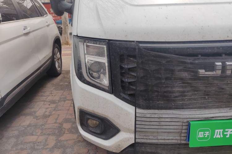 Used JMC Fushun 2025 2.0T 6MT Diesel Mid-Roof Mid-Height Commercial Multi-Purpose 7-Seater Passenger Vehicle Right Front Headlight