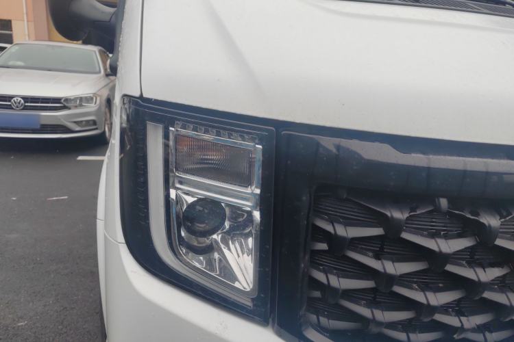 Used JMC Fushun 2025 2.0T 6MT Diesel Short-Wheelbase Low-Roof Commercial Multi-Purpose Passenger Vehicle with 5/6 Seats and Twin-Swing Tailgate Right Front Headlight