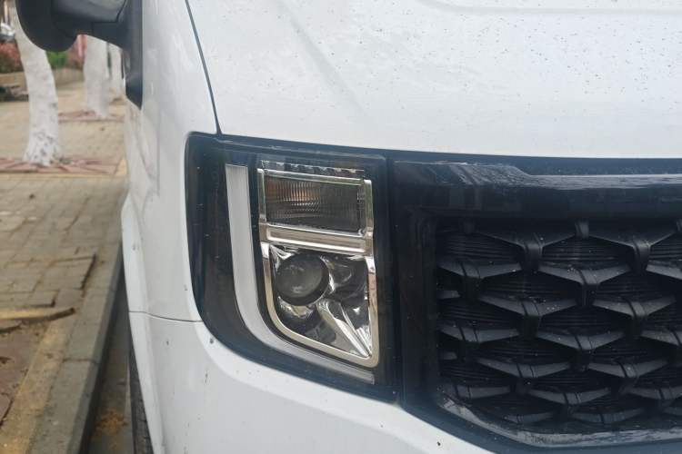 Used JMC Fushun 2025 2.0T 6MT Diesel Mid-Roof Mid-Height Commercial Multi-Purpose 7-Seater Passenger Vehicle Right Front Headlight