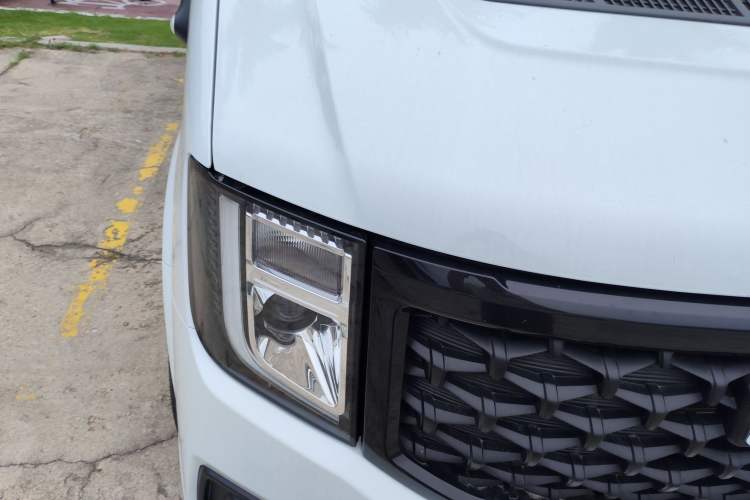 Used JMC Fushun 2025 2.0T 8AT Diesel Short-Wheelbase Low-Roof Commercial Multi-Purpose Passenger Vehicle with 5/6 Seats and Dual-Swing Tailgate Right Front Headlight