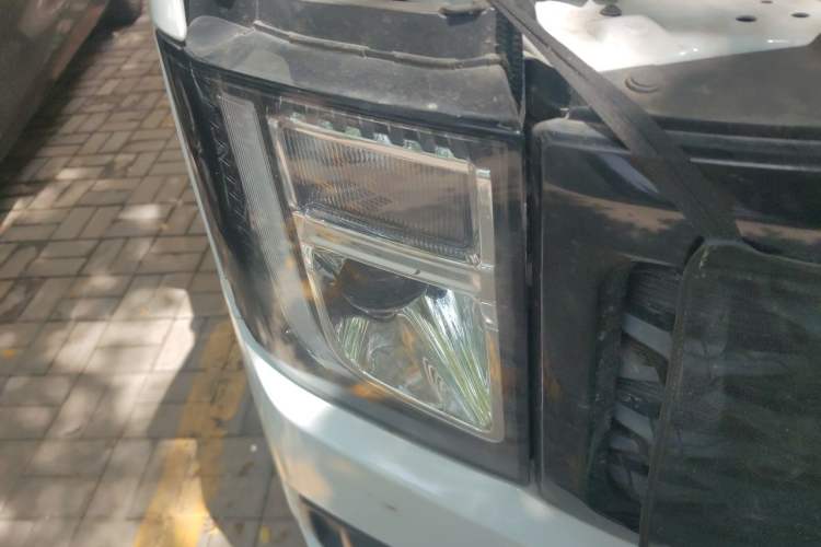 Used JMC Fushun 2025 2.0T 6MT Diesel Mid-Roof Mid-Height Commercial Multi-Purpose 7-Seater Passenger Vehicle Right Front Headlight