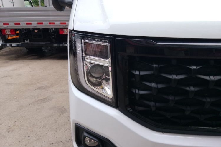 Used JMC Fushun 2025 2.0T 8AT Diesel Mid-Range Mid-Top Commercial Multi-Purpose Passenger Vehicle with 5/6 Seats Right Front Headlight