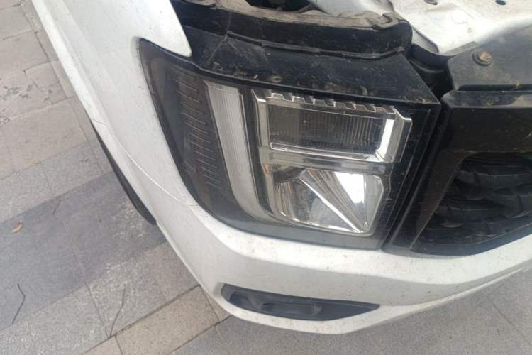 Used JMC Fushun 2025 2.0T 6MT Diesel Mid-Drive Mid-Roof Commercial Multi-Purpose 7-Seater Passenger Vehicle Right Front Headlight
