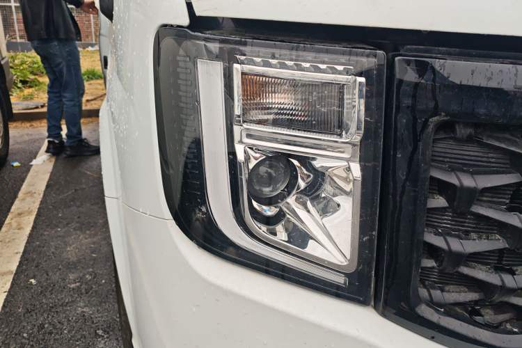 Used JMC Fushun 2025 2.0T 6MT Diesel Mid-Roof Mid-Height Commercial Multi-Purpose 7-Seater Passenger Vehicle Right Front Headlight