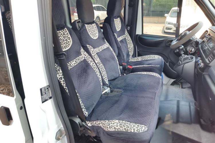 Used JMC Fushun 2025 2.0T 6MT Diesel Short-Wheelbase Low-Roof Commercial Multi-Purpose Passenger Vehicle with 5/6 Seats and Twin-Swing Tailgate Right Front Seat
