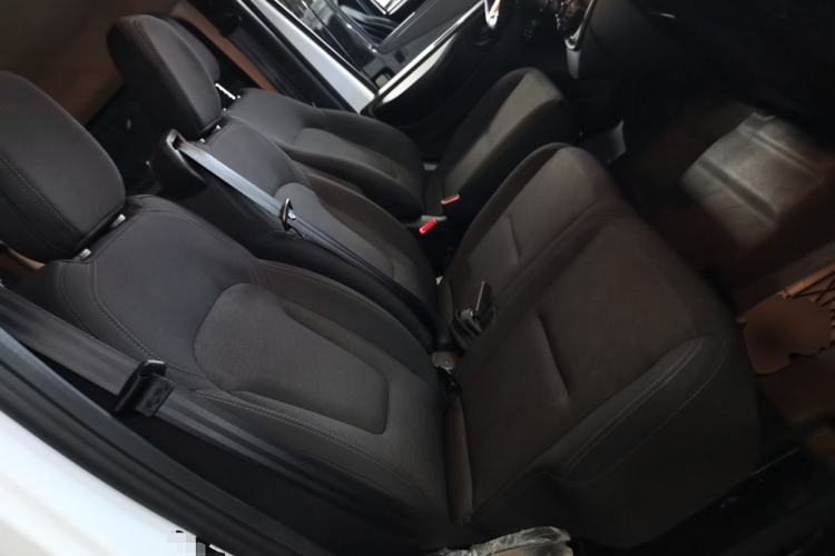 Used JMC Fushun 2025 2.0T 6MT Diesel Short-Wheelbase Low-Roof Commercial Multi-Purpose Passenger Vehicle with 5/6 Seats and Twin-Swing Tailgate Right Front Seat