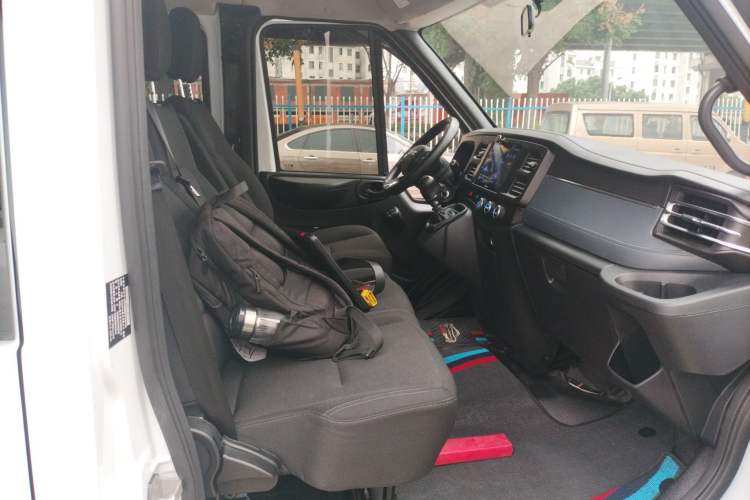 Used JMC Fushun 2025 2.0T 6MT Diesel Short-Wheelbase Mid-Roof Commercial Multi-Purpose Passenger Vehicle with 5/6 Seats Right Front Seat