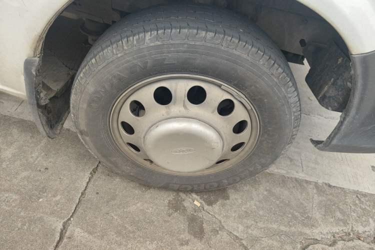 Used JMC Fushun 2025 2.0T 6MT Diesel Long-Wheelbase High-Roof Commercial Van – 2/3 Seats Right Front Wheel Hub