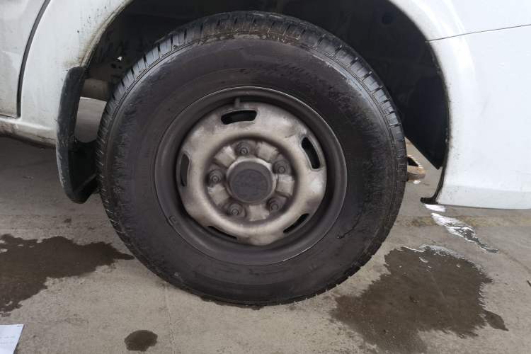 Used JMC Fushun 2025 2.0T 6MT Diesel Mid-Range Medium Roof Commercial & Transport-Focused Multi-Purpose Passenger Vehicle—5/6 Seats Right Front Wheel Hub