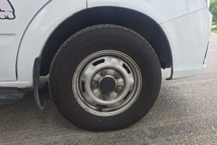 Used JMC Fushun 2025 2.0T 8AT Diesel Mid-Range Mid-Height Business-Class 9-Seater (Non-Commercial) Right Front Wheel Hub