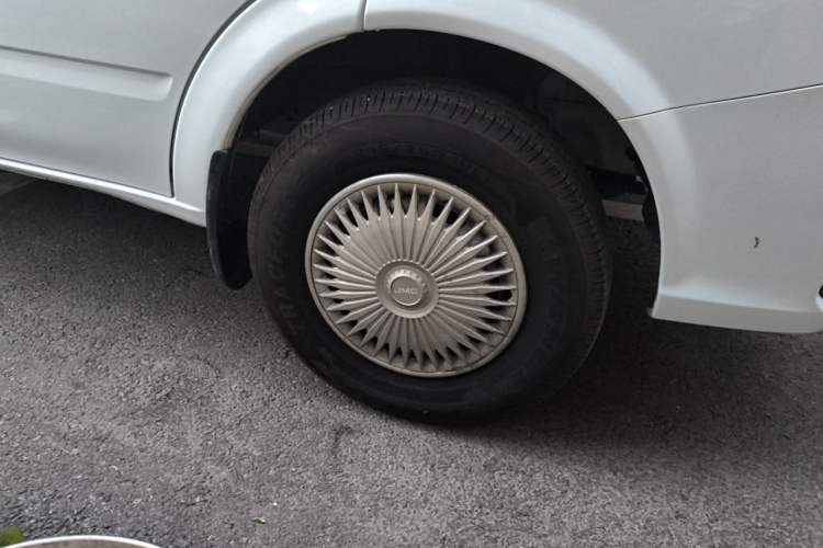 Used JMC Fushun 2025 2.0T 6MT Diesel Mid-Roof Mid-Height Commercial Multi-Purpose 7-Seater Passenger Vehicle Right Front Wheel Hub