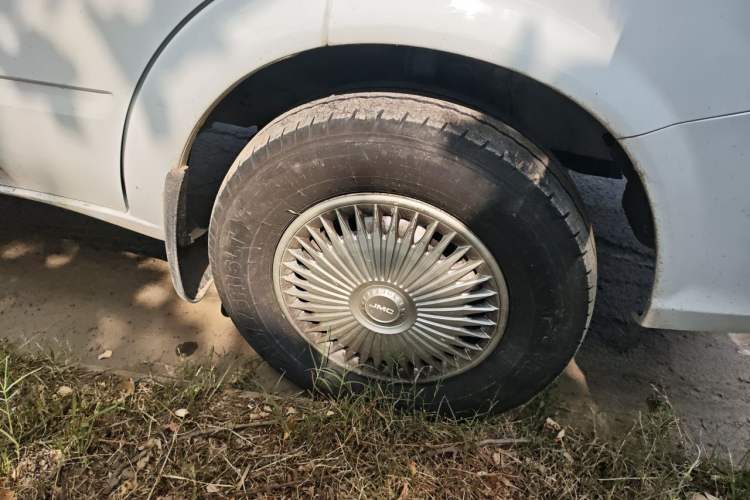 Used JMC Fushun 2025 2.0T 6MT Diesel Mid-Roof Mid-Height Commercial Multi-Purpose 7-Seater Passenger Vehicle Right Front Wheel Hub