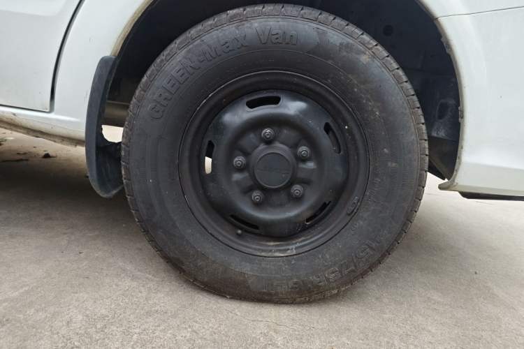 Used JMC Fushun 2025 2.0T 6MT Diesel Mid-Roof Mid-Height Commercial Multi-Purpose 7-Seater Passenger Vehicle Right Front Wheel Hub