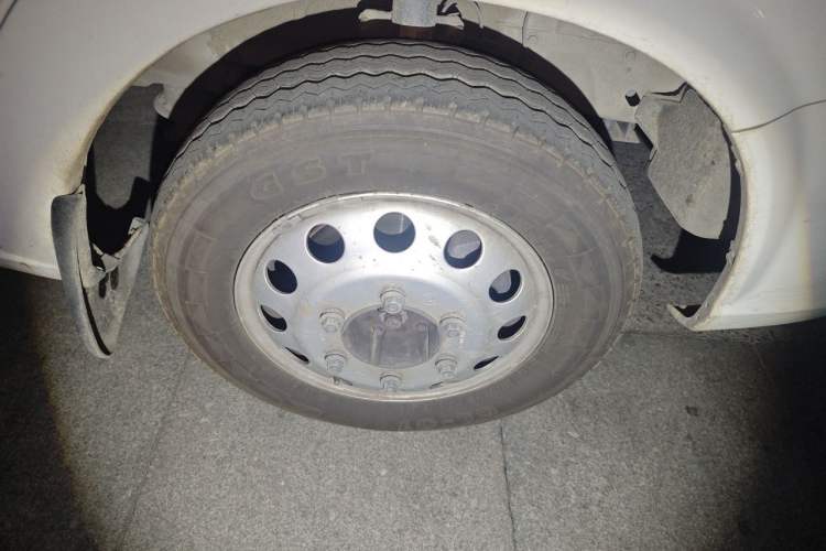 Used JMC Fushun 2025 2.0T 6MT Diesel Long-Wheelbase High-Roof Commercial Van – 2/3 Seats Right Front Wheel Hub