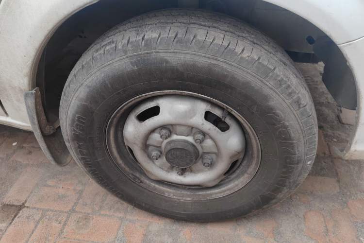 Used JMC Fushun 2025 2.0T 6MT Diesel Mid-Roof Mid-Height Commercial Multi-Purpose 7-Seater Passenger Vehicle Right Front Wheel Hub