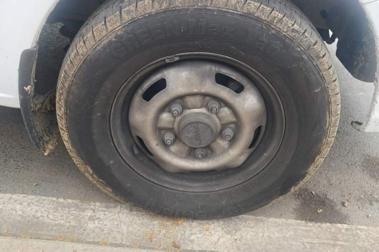 Used JMC Fushun 2025 2.0T 6MT Diesel Mid-Roof Mid-Height Commercial Multi-Purpose 7-Seater Passenger Vehicle Right Front Wheel Hub