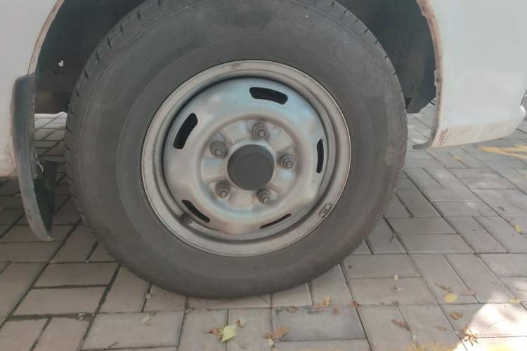 Used JMC Fushun 2025 2.0T 6MT Diesel Mid-Roof Mid-Height Commercial Multi-Purpose 7-Seater Passenger Vehicle Right Front Wheel Hub