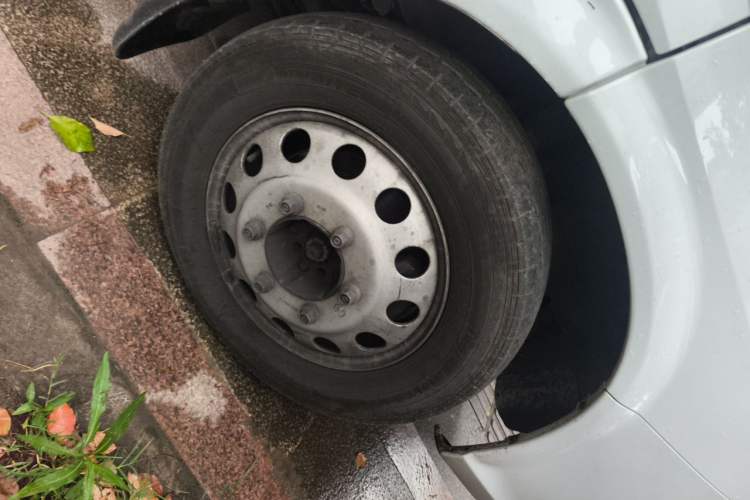 Used JMC Fushun 2025 2.0T 6MT Diesel Mid-Roof High-Arch Commercial Multi-Purpose 7-Seater Passenger Vehicle Right Front Wheel Hub