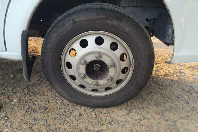 Used JMC Fushun 2025 2.0T 6MT Diesel Long-Wheelbase High-Roof Commercial Van – 2/3 Seats Right Front Wheel Hub