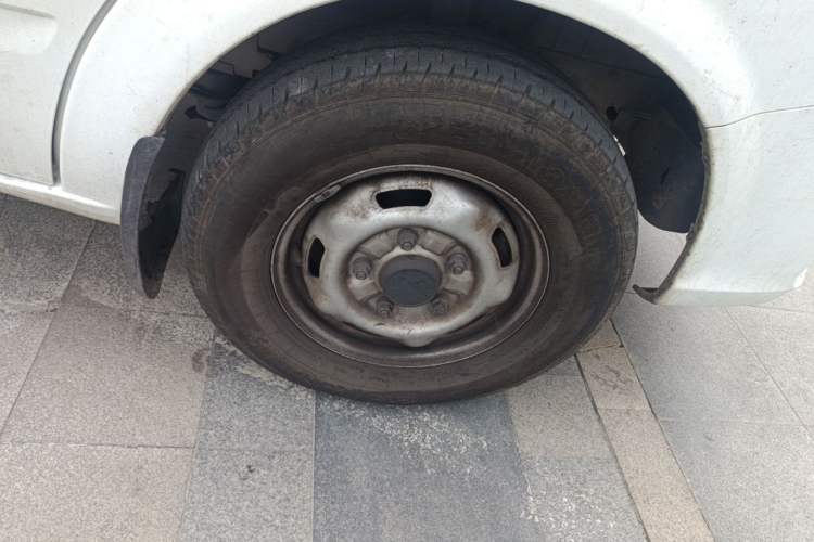 Used JMC Fushun 2025 2.0T 6MT Diesel Mid-Drive Mid-Roof Commercial Multi-Purpose 7-Seater Passenger Vehicle Right Front Wheel Hub