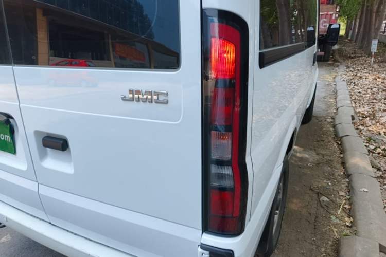 Used JMC Fushun 2025 2.0T 6MT Diesel Short-Wheelbase Low-Roof Commercial Multi-Purpose Passenger Vehicle with 5/6 Seats and Twin-Swing Tailgate Right Rear Taillight