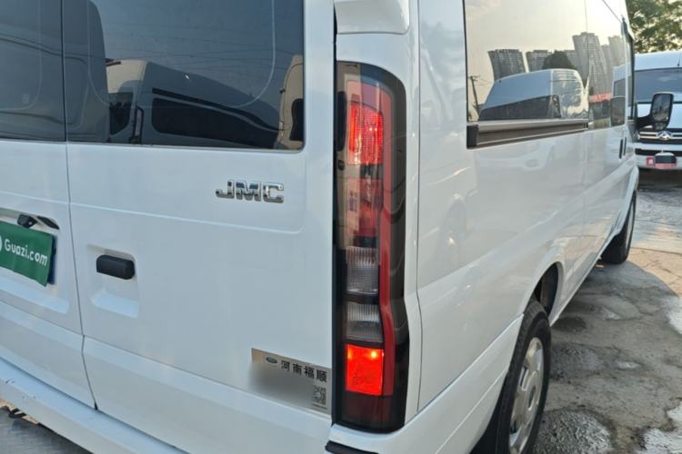 Used JMC Fushun 2025 2.0T 6MT Diesel Mid-Roof Mid-Height Commercial Multi-Purpose 7-Seater Passenger Vehicle Right Rear Taillight