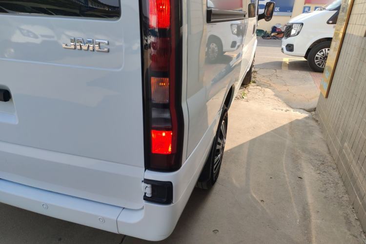 Used JMC Fushun 2025 2.0T 6MT Diesel Mid-Roof Mid-Height Commercial Multi-Purpose 7-Seater Passenger Vehicle Right Rear Taillight