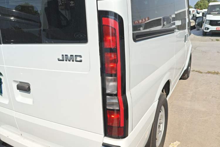 Used JMC Fushun 2025 2.0T 8AT Diesel Short Wheelbase Mid-Height Commercial Multi-Purpose Passenger Vehicle with 5/6 Seats Right Rear Taillight
