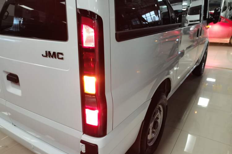 Used JMC Fushun 2025 2.0T 6MT Diesel Short-Wheelbase Low-Roof Commercial Multi-Purpose Passenger Vehicle with 5/6 Seats and Twin-Swing Tailgate Right Rear Taillight