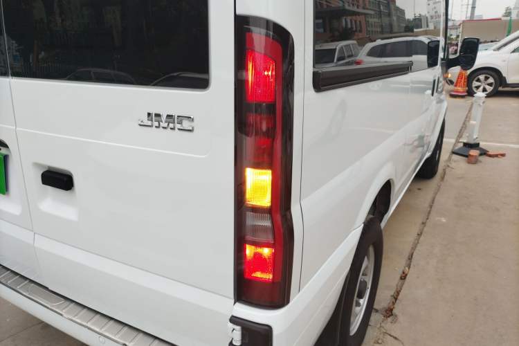 Used JMC Fushun 2025 2.0T 6MT Diesel Short-Wheelbase Mid-Roof Commercial Multi-Purpose Passenger Vehicle with 5/6 Seats Right Rear Taillight