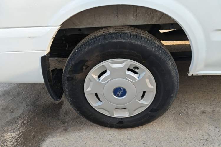 Used JMC Fushun 2025 2.0T 6MT Diesel Mid-Roof Mid-Height Commercial Multi-Purpose 7-Seater Passenger Vehicle Right Rear Wheel Hub