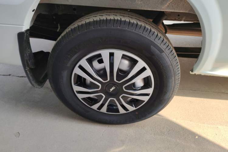 Used JMC Fushun 2025 2.0T 6MT Diesel Mid-Roof Mid-Height Commercial Multi-Purpose 7-Seater Passenger Vehicle Right Rear Wheel Hub