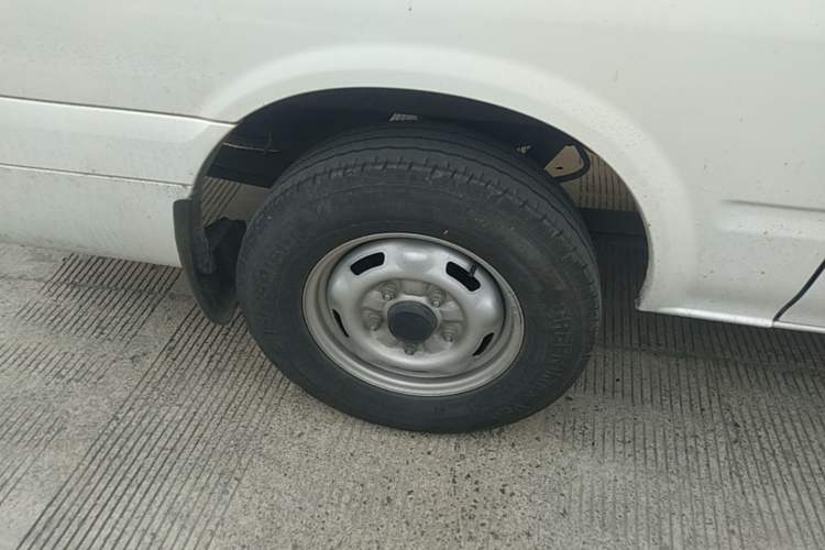 Used JMC Fushun 2025 2.0T 6MT Diesel Mid-Roof Mid-Height Commercial Multi-Purpose 7-Seater Passenger Vehicle Right Rear Wheel Hub