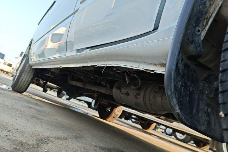 Used JMC Fushun 2025 2.0T 6MT Diesel Mid-Roof Mid-Height Commercial Multi-Purpose 7-Seater Passenger Vehicle Right Side Sill