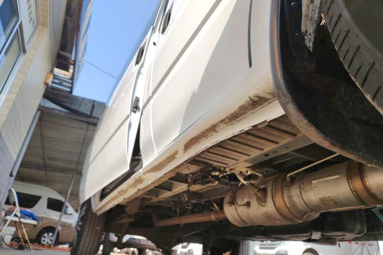 Used JMC Fushun 2025 2.0T 6MT Diesel Mid-Roof Mid-Height Commercial Multi-Purpose 7-Seater Passenger Vehicle Right Side Sill