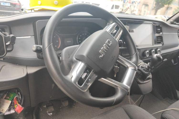 Used JMC Fushun 2025 2.0T 6MT Diesel Long-Wheelbase High-Roof Commercial Van – 2/3 Seats Steering Wheel