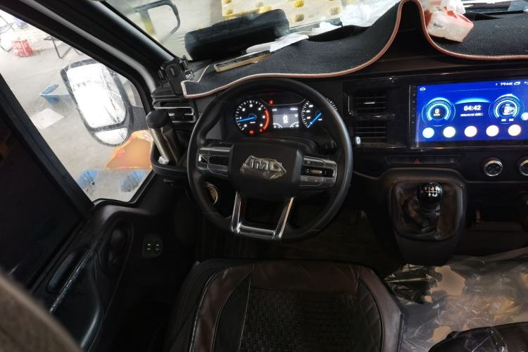 Used JMC Fushun 2025 2.0T 6MT Diesel Mid-Range Medium Roof Commercial & Transport-Focused Multi-Purpose Passenger Vehicle—5/6 Seats Steering Wheel