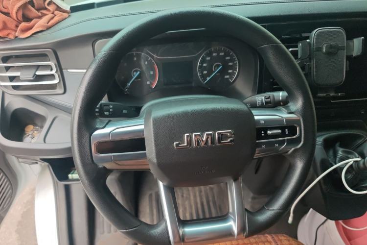 Used JMC Fushun 2025 2.0T 6MT Diesel Mid-Drive Mid-Roof Commercial Van with 2/3 Seats Steering Wheel