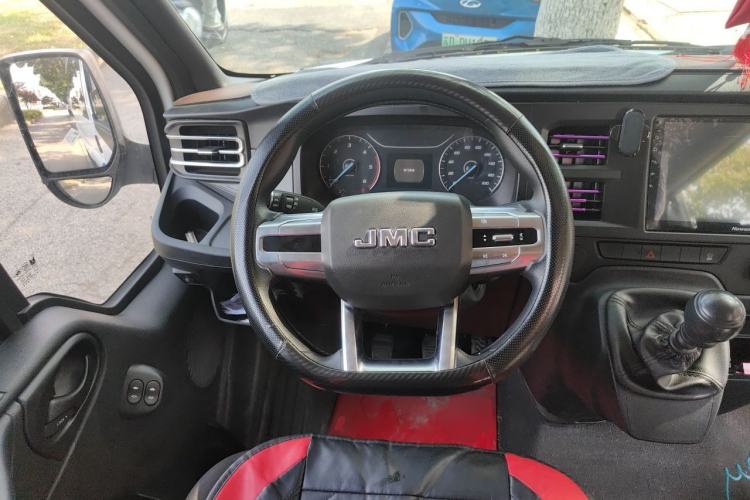Used JMC Fushun 2025 2.0T 6MT Diesel Mid-Drive Mid-Roof Commercial Multi-Purpose 7-Seater Passenger Vehicle Steering Wheel