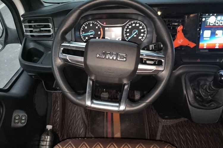 Used JMC Fushun 2025 2.0T 6MT Diesel Mid-Roof Mid-Height Commercial Multi-Purpose 7-Seater Passenger Vehicle Steering Wheel