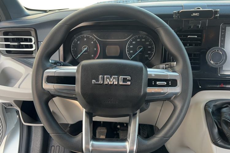 Used JMC Fushun 2025 2.0T 6MT Diesel Mid-Range Business-Class 9-Seater (Non-Commercial) Steering Wheel