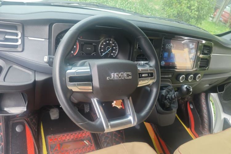 Used JMC Fushun 2025 2.0T 6MT Diesel Extended-Wheelbase High-Roof Commercial Van—2/3 Seats Steering Wheel